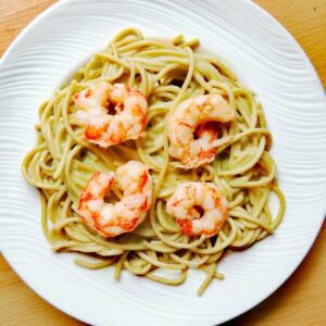 Espaguetis con pesto de calabacín y gambones