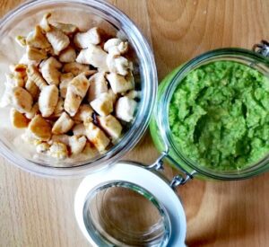 pesto de guisantes acompañado de pollo salteado